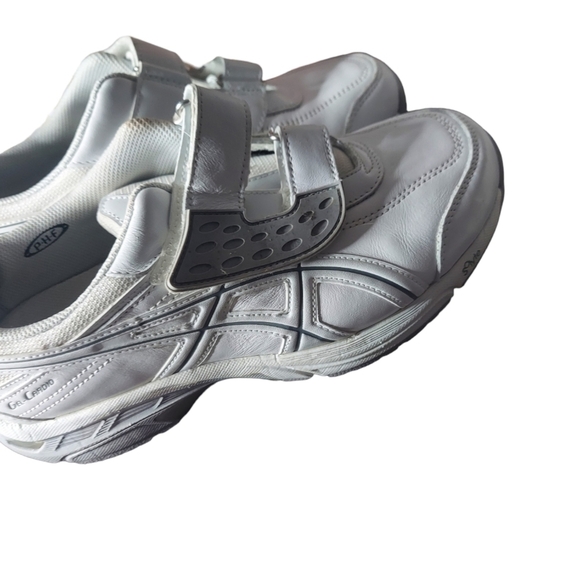 9 Asics white tennis shoes - Picture 3 of 7